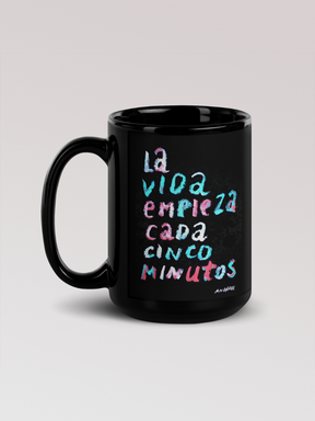 Taza "La vida empieza cada cinco minutos"