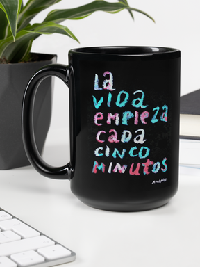 Taza "La vida empieza cada cinco minutos"